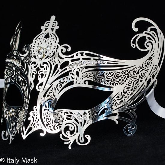 Elegant maskerad mask i silvermetall med glittrande detaljer