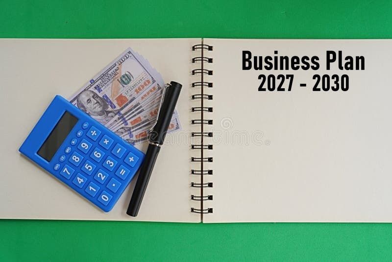Öppen planeringsbok med kalkylator, sedlar och texten Business Plan